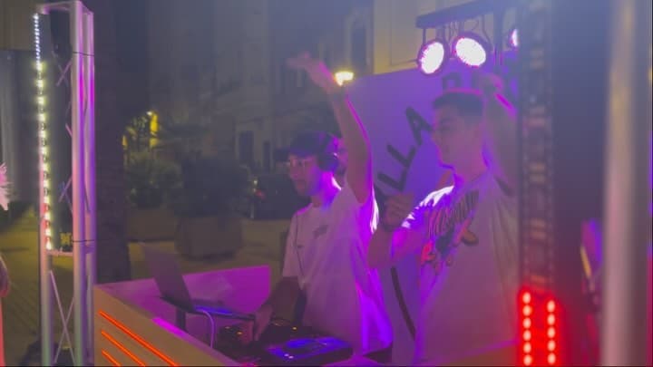 DJs de Traca Music pinchando en directo con equipo de sonido e iluminación en una fiesta en Valencia