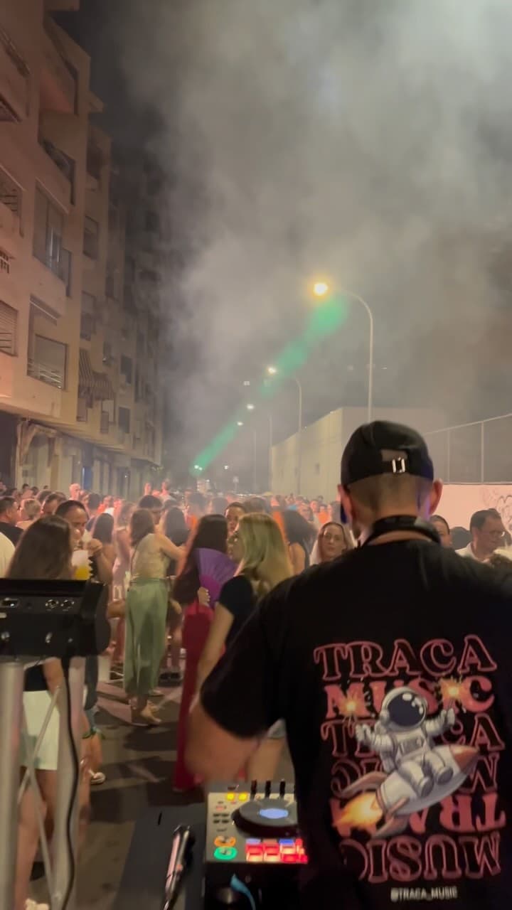 Discomóvil de Traca Music animando una fiesta en la calle en la Comunitat Valenciana